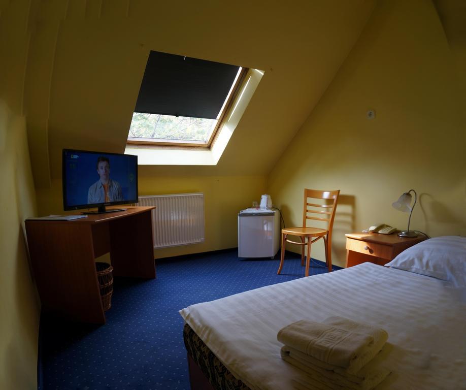 Corvin Hotel เยอร์ ห้อง รูปภาพ