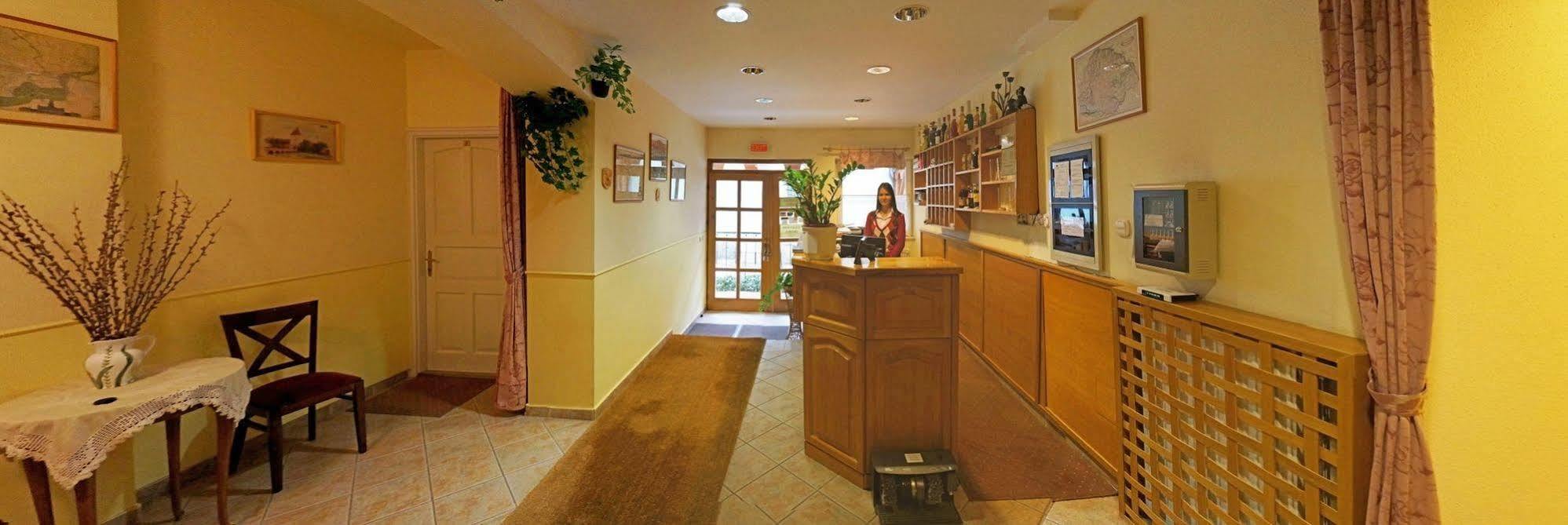 Corvin Hotel เยอร์ ภายนอก รูปภาพ